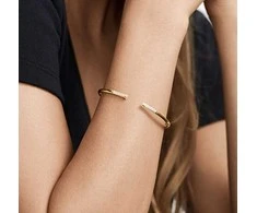 Tommy Hilfiger Gold-plated solid bracelet with crystals TH2780251