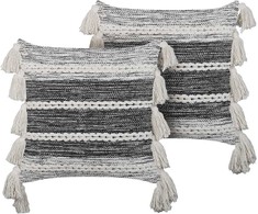 Beliani Lumarko 2 medvilninės dekoratyvinės pagalvės su kutais 45 x 45 cm juodai balta ROCHEA!