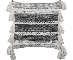 Beliani Lumarko Cotton dekoratyvinė pagalvė su kutais 45 x 45 cm juodai balta ROCHEA!