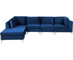 Beliani EVJA modulinė kampinė sofa 5 asmenims su pufu, mėlynas veliūras, dešininė
