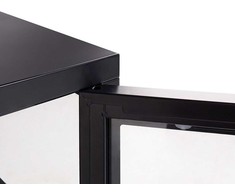 Beliani Spintelė su stiklinėmis durelėmis NEWPORT metalinė 115 cm, juoda