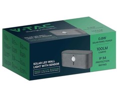 Sieninis šviestuvas V-tac 2,5W LED sieninis lauko šviestuvas su saulės baterija ir judesio davikliu, juodas, 3000K, IP54