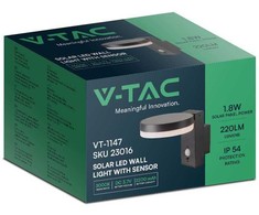 Sieninis šviestuvas V-tac 5,5W LED sieninis lauko šviestuvas su saulės baterija ir judesio davikliu, juodas, 3000K, IP54