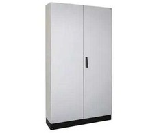 Eti Polam 001325504 Atskirai pastatomas metalinis korpusas su montavimo plokšte IP55 I klasė RAL7035 (1050x1850x300) su 100mm cokoliu HXS300 4-12 PH1V1 001325504