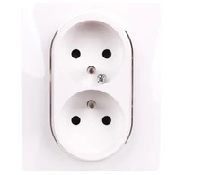 Legrand Lizdas dvigubas kompaktiškas 16 A 250 V su baltomis langinėmis (764541)