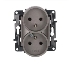 Legrand 863534 Niloe Step Dvigubas maitinimo lizdas 2x2P+Z keliems rėmams, varžtiniai gnybtai, su kontaktine sklende juoda 863534