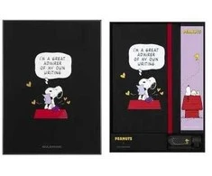 Moleskine „Peanuts“ dovanų rinkinys: užrašų knygelė su legendiniu „Peanuts“ paveikslu ir 12 „Blackwing“ pieštukų su drožtuku.