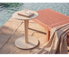 Beliani Sodo kavos staliukas VITTUONE 50 cm 50 cm metalinis smėlio spalvos