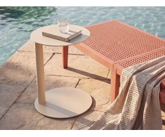Beliani Sodo pagalbinis staliukas VENTURINA 40 cm 40 cm metalinis smėlio spalvos