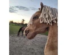 Super Hobby Horse Medinis žirgas su kotu – palomino spalva