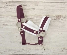 Super Hobby Horse Hobio žirgo kantaras A3 su baltais pūkais ir pavadžiu (balta-vyšninė)