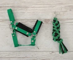 Super Hobby Horse Hobio žirgo kantaras A3 su juodu kailiu ir juoda-žalia pavadėliu
