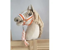 Super Hobby Horse Hobio arkliuko kantaras A3 su balta pūkuota apdaila + balta-oranžinė pavadė
