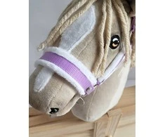 Super Hobby Horse Hobio žirgo kantaras A3 su baltais pūkais ir pavadžiu (balta/violetinė)