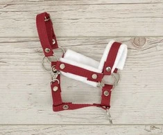 Super Hobby Horse Reguliuojamas kantaras hobi arkliukui – burgundinis su balta pūkine apdaila