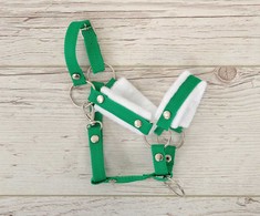 Super Hobby Horse Reguliuojamas kantaras hobi arkliukui A3 – žalias su balta pūkine apdaila