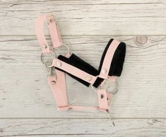 Super Hobby Horse Reguliuojamas kantaras hobi arkliukui – rožinis su juoda pūkine apdaila
