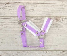 Super Hobby Horse Reguliuojamas kantaras hobi arkliukui A3 – violetinis su balta pūkine apdaila