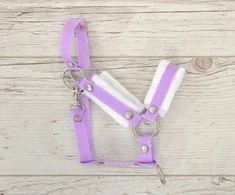 Super Hobby Horse Reguliuojamas kantaras hobi arkliukui A3 – violetinis su balta pūkine apdaila
