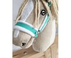 Super Hobby Horse Reguliuojamas kantaras hobi arkliukui – mėtų spalvos su balta pūkine apdaila