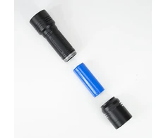 Aliumininis PNI Adventure F200 dvigubas LED žibintuvėlis, 4000mAh baterija ir micro USB jungtis, 3 LED su plačia diafragma ir vienas su fokusavimo funkcija, abu turi 3 galios lygius