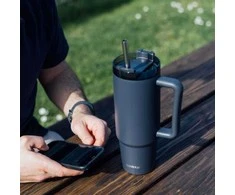 „Quokka Stream“ – nerūdijančio plieno termo puodelis 950 ml su šiaudeliu (grafito spalvos)