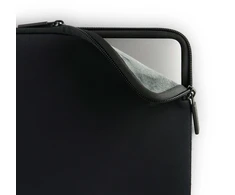 Pipetto Classic Fit Sleeve, juodas – Apple MacBook Neo 13 (A18 Pro)