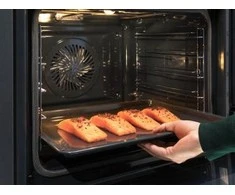 70l.talpos įmontuojama garinė juodos spalvos orkaitė Electrolux EOB8S39WZ