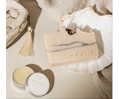 Natūralus lūpų balzamas su braškių kauliukų ir taukmedžio aliejais AZUR NATURAL, 15 g