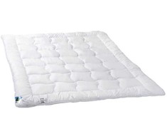 Antialerginė visasezonė antklodė 200x220 cm, 1600g balta, sergantiems astma ir alergija, PiureFill pluoštas, prancūziško mikropluošto užvalkalas, minkšta patalynė