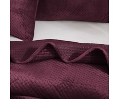 Bordo spalvos geometrinio kryželių rašto veliūrinė lovatiesė, 240x260 cm, minkštas mikropluošto pagrindas, besiūlis dygsniavimas, dekoratyvinis užtiesalas lovai ar sofai, prabangi namų tekstilė