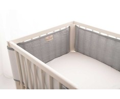 Baby Matex Lovytės apsauga, kvėpuojanti muslino apsauga lovytės grotelėms, 180 cm ilgio kūdikio saugos paminkštinimas, minkštas tvirtinimas lipniomis juostelėmis, pilkas lovytės įdėklas, vaikiška lovelės apsauga