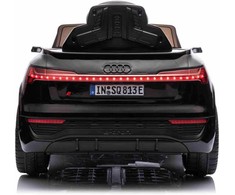 RAMIZ Elektromobilis Audi SQ8 juodas su LED žibintais