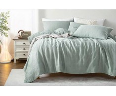 Šalavijų žalias dygsniuotas mikropluošto pledas, 240x220 cm, lengvas muslino tipo audinys, 220 g/m², 120 g/m² užpildas, lovatiesė miegamajam, minkštas užklotas