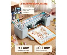 Vinilo pjaustymo mašina 305 mm, valdoma mygtukais ir ekranu, kelių formatų dizaino importavimas, 5000 integruotų išteklių individualiems rankdarbiams, atvirukams