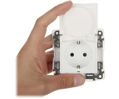 PAVIENIS LIZDAS LE-753119 Valena Life 230 V 16 A (Schuko) IP44 LEGRAND