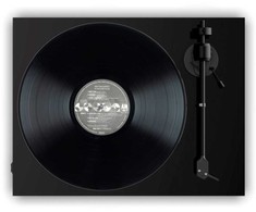 Patefonas Pro-Ject E1 su Audio-Technica AT3600L galvute, blizgiai juodas