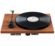 Patefonas Pro-Ject E1 PHONO su Audio-Technica AT3600L galvute ir priešstiprintuviu, graikiško riešuto spalvos