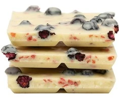 Rūta Baltasis šokoladas su mėlynėmis ir braškėmis, 100 g