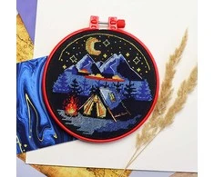 Abris Art Siuvinėjimo kryželiu rinkinys su lankeliu „Prie laužo“ 17x17 cm
