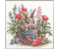 Aine Žydintis zuikis – kryželiu siuvinėjimo rinkinys su Aida 14 ct, 20x20 cm