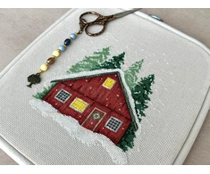 Ava Stitch Raudonas namas – kryželiu siuvinėjimo rinkinys AVA-P004
