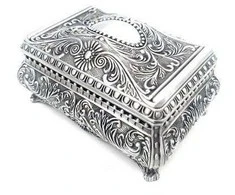 Deco Gifts Sidabrinė metalinė papuošalų dėžutė su ornamentais – elegantiška dovana