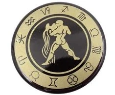Hobilt Vandenio zodiako šaldytuvo magnetas – emaliuotas, auksinis, 6 cm