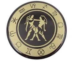 Hobilt Dvynių zodiako šaldytuvo magnetas – emaliuotas, aukso spalvos, dovana