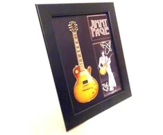 Hobilt Jimmy Page mini gitara rėmelyje – kolekcinė dovana Led Zeppelin fanams