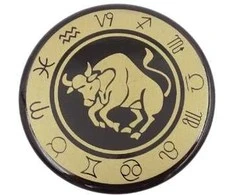 Hobilt Jaučio zodiako magnetas šaldytuvui, emaliuotas, auksinis, 6 cm – dovana Jaučiui