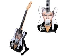 Indominiguitars Kolekcinė mini gitara, įkvėpta Davido Bowie – 1:4, mahagonas, su stovu, fanams