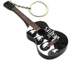 Indominiguitars "The Beatles" gitaros raktų pakabukas iš mahagono – dovana gerbėjui