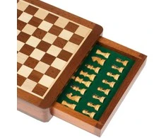 Italfama SOLIDŪS MAGNETINIAI mediniai šachmatai su dėže + ŠAŠKĖS. 19,5x19,5cm., karalius: 3,3cm.